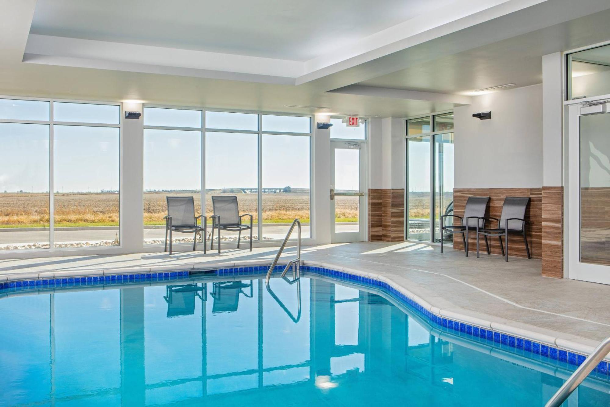 Fairfield Inn & Suites By Marriott Mcpherson Екстериор снимка