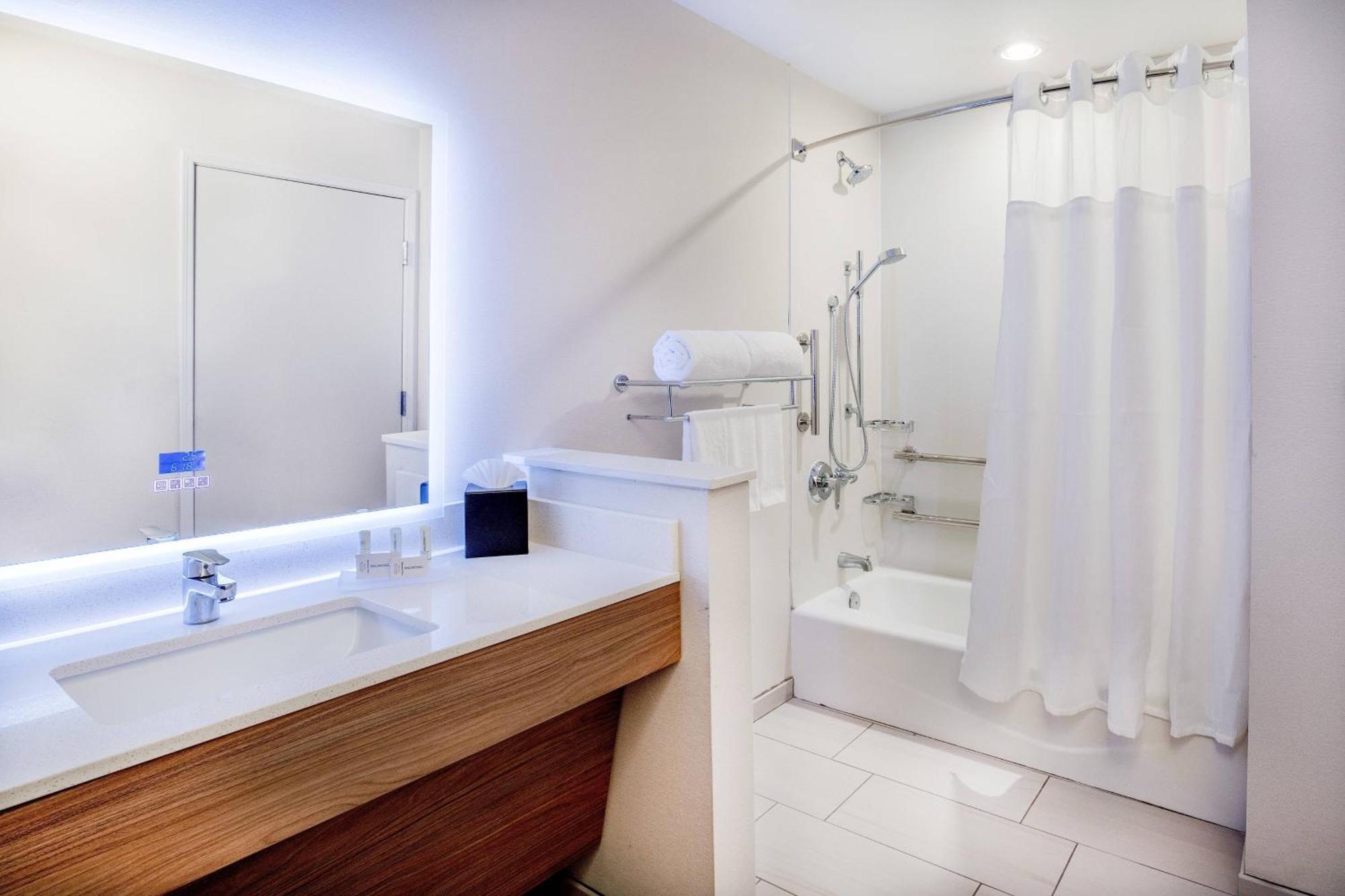 Fairfield Inn & Suites By Marriott Mcpherson Екстериор снимка